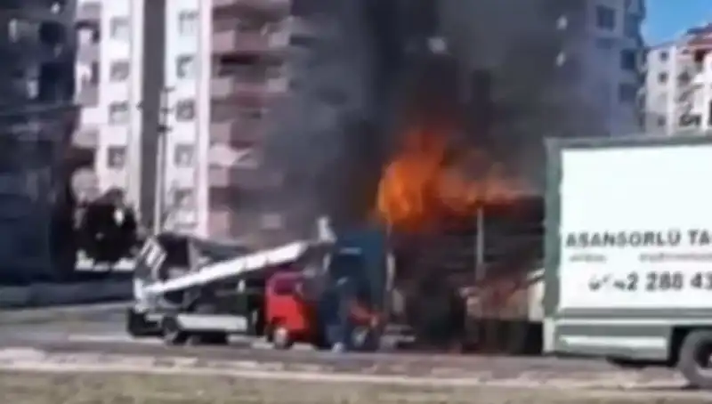 Alev Alev Yanan TIR, Alevlerin İçinde Yok Oldu