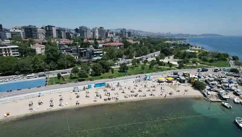 İstanbul’un Sıcak Havalarında Caddebostan Sahili Yeniden Canlanıyor