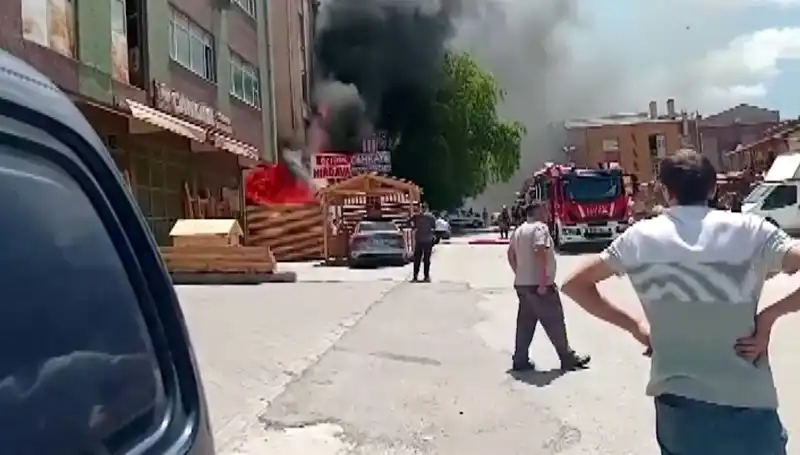 Ankara'da Çıkan Yangınla İlgili Tüm Detaylar: İş Yerleri Kül Oldu