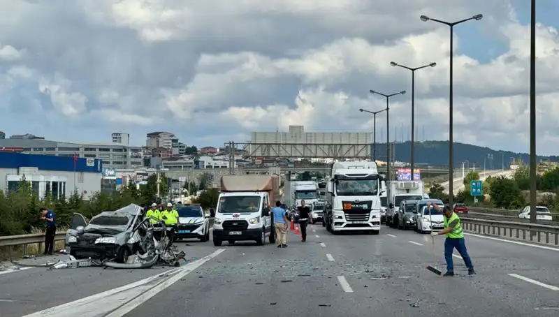 Otoyolda Trafigi Kilitleyen Kaza: Üç Kişi Araçta Sıkıştı!