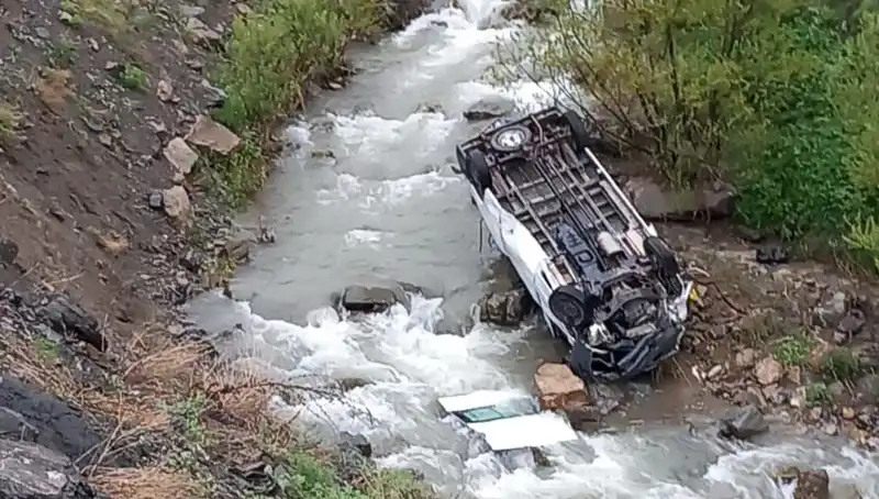 Hakkari'de Minibüs Devrildi: İki Hayat Gitti, Üç Yaralı