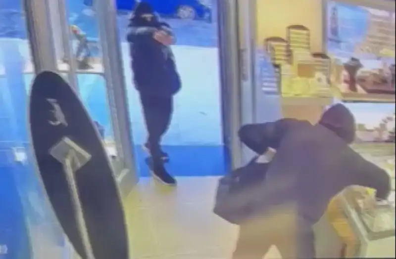 Ümraniye'de Soygun Girişimi: Maskeli Soyguncuların Kapıda Beklediği O Anlar