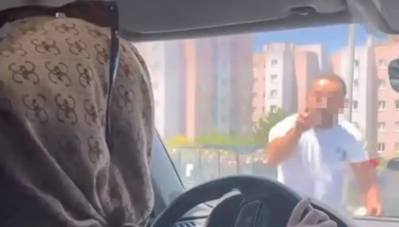 Trafikte Şok Gelişme: Araç Camını Yumruklayan Saldırı Anları Paylaşıldı