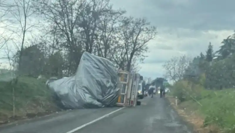 Tekirdağ'da Saman Yüklü TIR Devrildi: Olayın Ayrıntıları Ortaya Çıktı