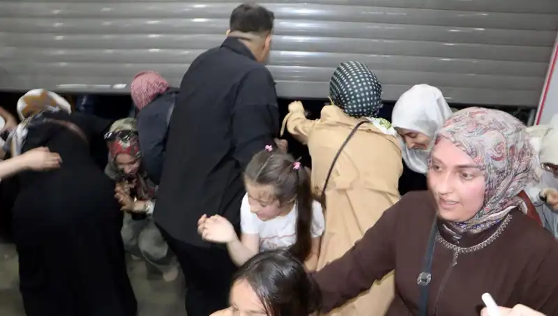 alışveriş merkezi indirimleriyle dolup taşıyor, büyük izdiham yaşanıyor!
