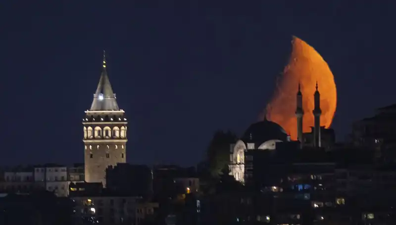 İstanbul'da Yarım Ay Güzelliği Geceyi Aydınlattı