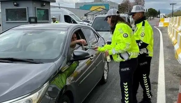 Bayramda Sürücüler Ceza Yerine Tatlıyla Kutladı, Trafik Kuralları Gözardı Edildi!