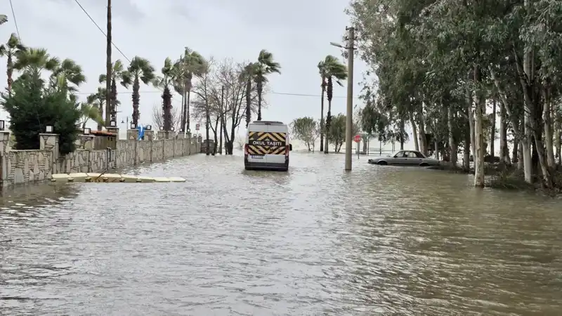 Göl Taşmasına Rağmen İlçede Hayat Durdu: Araçlar ve Evler Sular Altında Kaldı