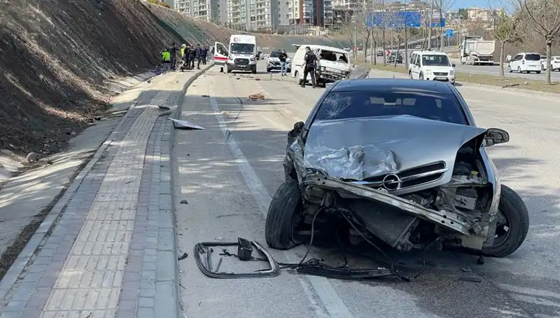 Trafik Kazası: Otomobil Minibüse Çarptı, Acı Sonuçlar Ortaya Çıktı