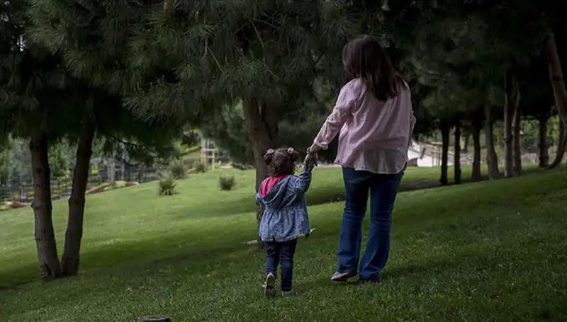 Yargıtay'dan Çarpıcı Koruyucu Aile Kararı: Annenin Çocuğu ile Görüşme Hakkı!