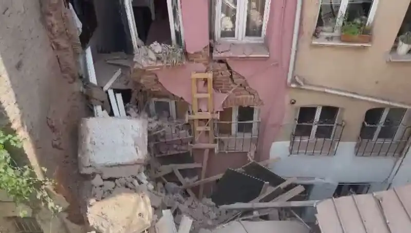 İstanbul’da Üç Katlı Binanın Balkonu Neden Çöktü? Detaylar Ortaya Çıktı