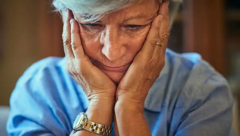 40’lı Yaşlarda Alzheimer Tanısı: Erken Belirtiler Stresle Mi İlgili?