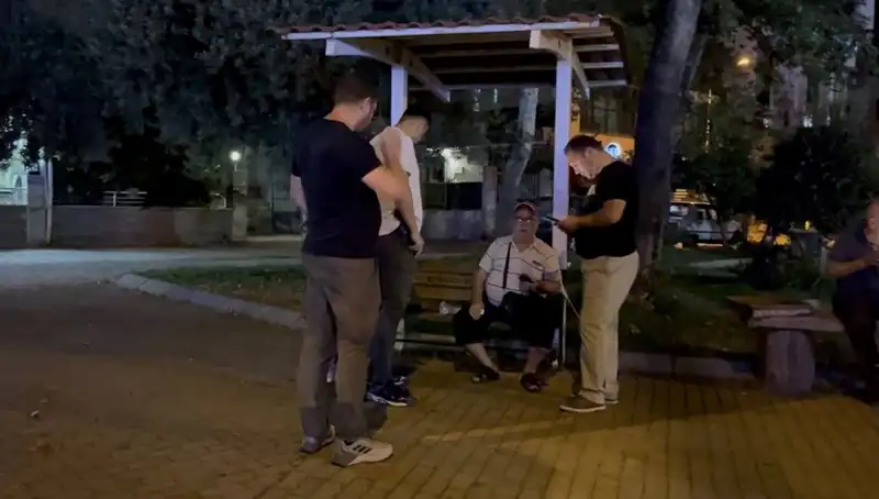Görme Kaybı Olan Adamın Telefonuna Nasıl El Koyuldu?