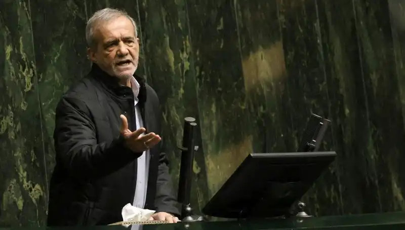 İran Cumhurbaşkanı Yardımcısının Lüks Gezi Skandalı ve Görevden Alma Süreci