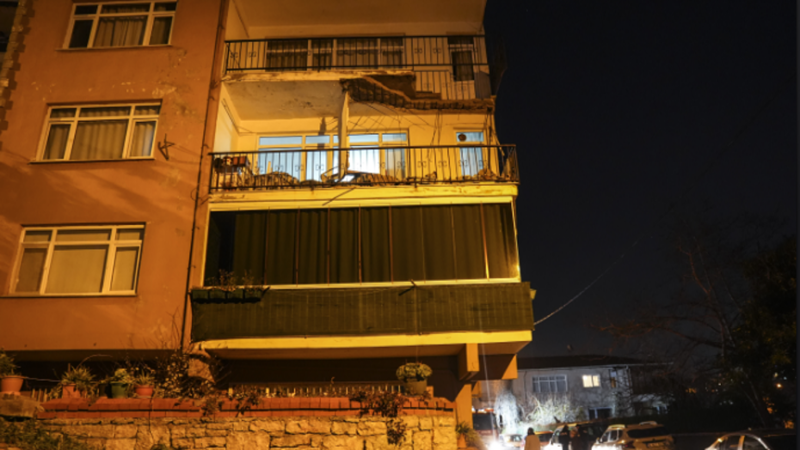 İstanbul'da Balkonu Çöken Apartman Acil Tahliye Edildi