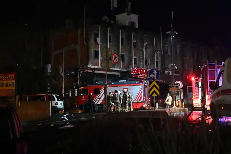 Maslak'ta Yangın Paniği: Beş Araç Küller İçinde Kalınca Neler Oldu?