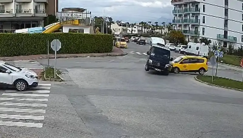 Kavşakta Feci Kaza! Minibüs ile Ticari Taksi Çarpıştı, Yaralılar Var