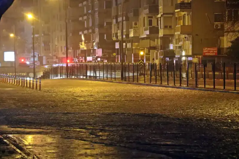 Antalya'da Yağmurla Gelen Felaket: Yollar Göldü, Araçlar Mahsur Kaldı