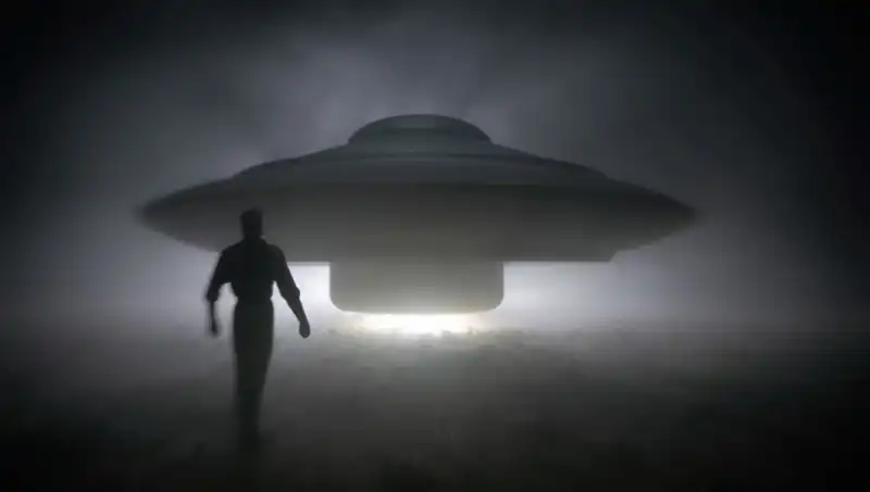 UFO Uzmanı, Uzaylıların Tehditini Açıkladı: "Masum İnsanları Öldürüyorlar!"