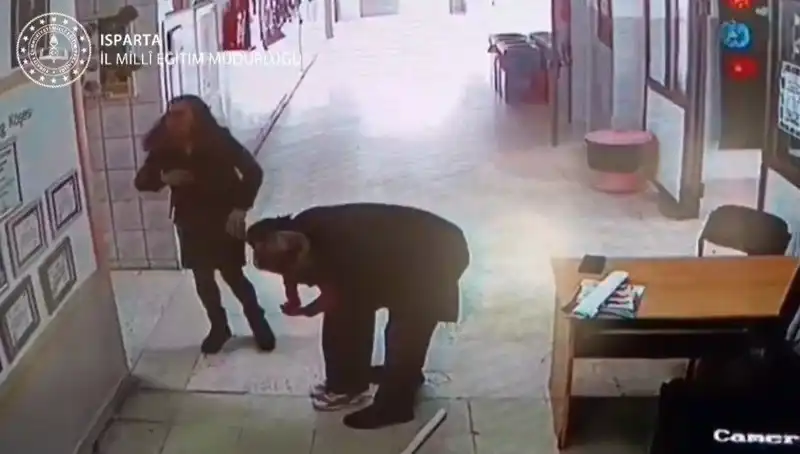Öğretmen, İlkokulda Heimlich Manevrası ile Öğrencisini Hayata Döndürdü