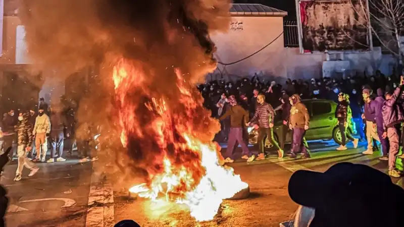 İran'daki Protestolar: Can Kaybı 2 Bine Yaklaştı, Neler Oluyor?