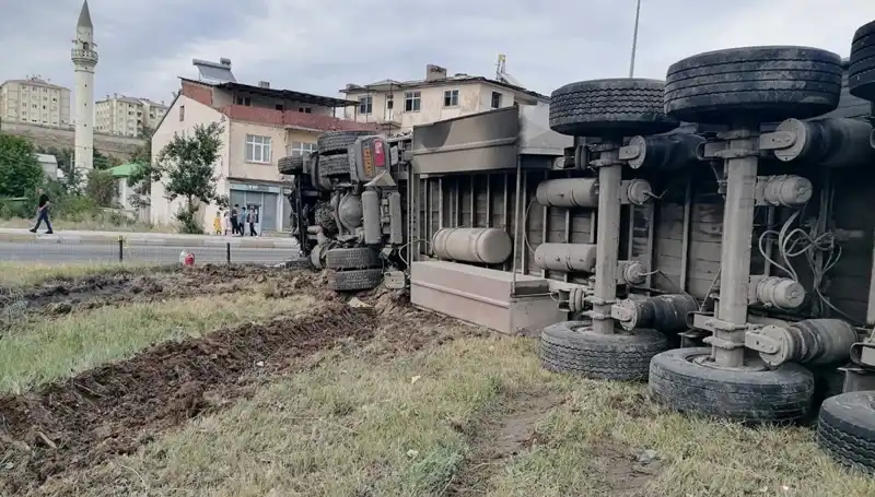 Erzurum’da Freni Boşalan TIR’ın Yol Çizgisindeki Korkunç İnişi